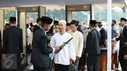 Petugas menggunakan alat metal detektor memeriksa jemaah sebelum memasuki Masjid Istiqlal, Jakarta, Rabu (6/7). Pengamanan ketat dilakukan untuk mengantisipasi dan membuat rasa aman jemaah dalam melaksanakan salat Idul Fitri. (Liputan6.com/Faizal Fanani)