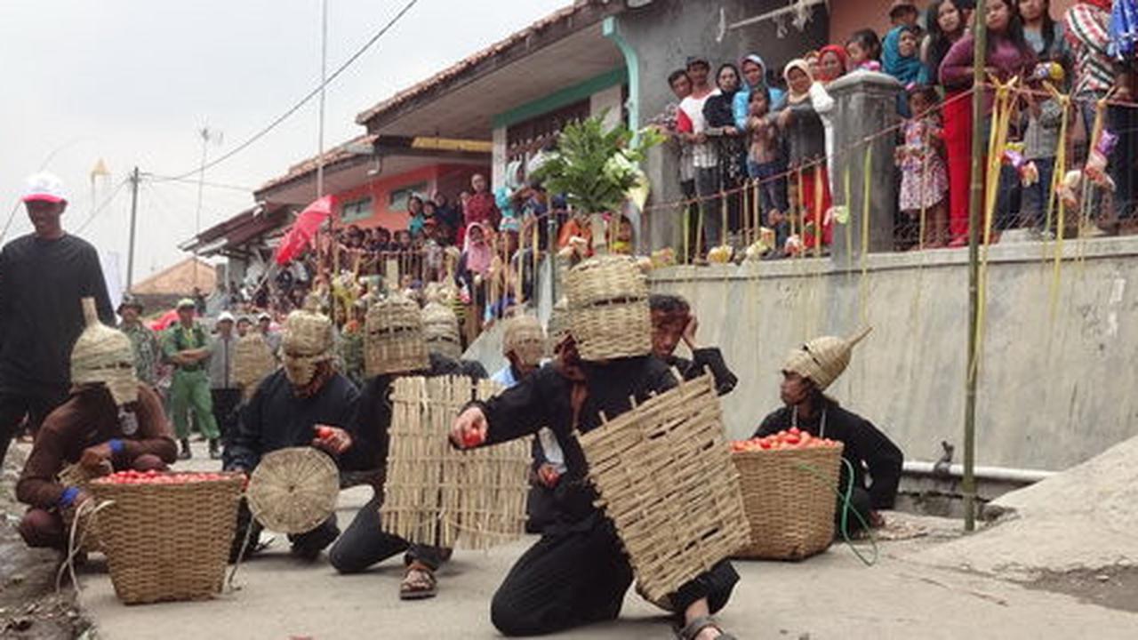 Di balik filosofi perang tomat busuk