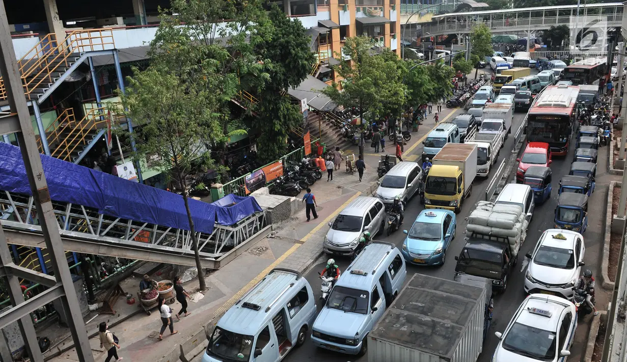 Kendaraan terjebak macet ketika melintas di kawasan Pasar Tanah Abang, Jakarta, Kamis  (16/5/2019). Menginjak bulan suci Ramadan, banyak masyarakat berbelanja di pusat perbelanjaan Tanah Abang sehingga menyebabkan kemacetan yang tak terhindarkan. (merdeka.com/Iqbal S Nugroho)