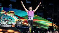 Vokalis Coldplay, Chris Martin tampil di Stadion Parken di Kopenhagen, Denmark, Rabu 5 Juli 2023. (Mads Claus Rasmussen/Ritzau Scanpix via AP)