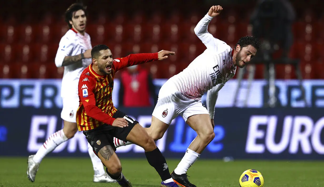 Pemain AC Milan Davide Calabria (kanan) berebut bola dengan pemain Benevento Gianluca Caprari pada  pertandingan Liga Italia di Stadion Vigorito, Benevento, Italia, Minggu (3/1/2021). (Alessandro Garofalo/LaPresse via AP)