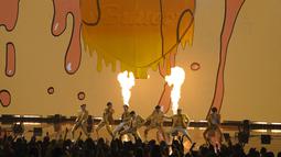 BTS tampil membawakan "Butter" dalam acara American Music Awards di Microsoft Theater di Los Angeles, California (22/11/2021). (AP Photo/Chris Pizzello)