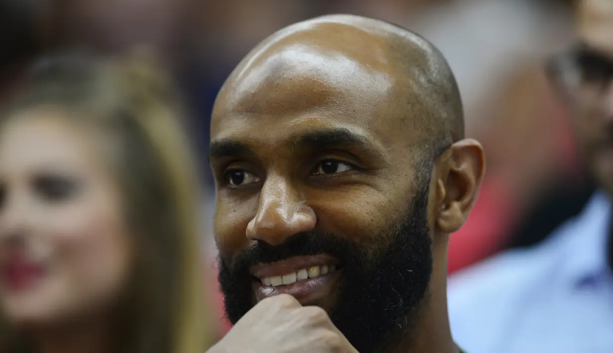 7. Frederic Kanoute - Terkenal dekat dengan Tuhan, mantan bomber Sevilla tersebut berinisiatif membangun yayasan kemanusiaan. Yayasan tersebut bernama Kanoute Foundation. (AFP/Cristina Quicler)