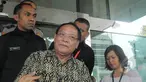 Mantan Panglima TNI, Endriartono Sutarto mendatangi gedung komisi pemberantasan korupsi (KPK), Jakarta, Kamis (12/2/2015). (Liputan6.com/Herman Zakharia)