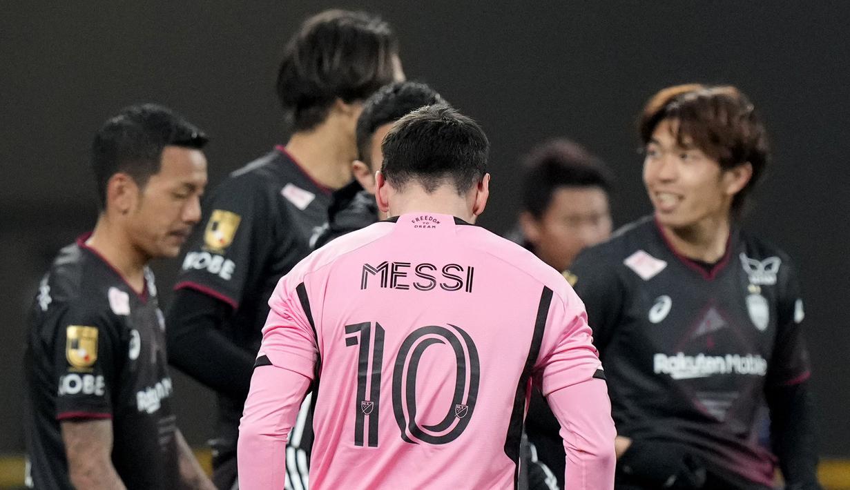 Ekspresi kecewa pemain Inter Miami, Lionel Messi (tengah) setelah timnya kalah dari Vissel Kobe pada laga persahabatan di National Stadium, Tokyo, Jepang, Rabu (07/02/2024). (AP Photo/Eugene Hoshiko)