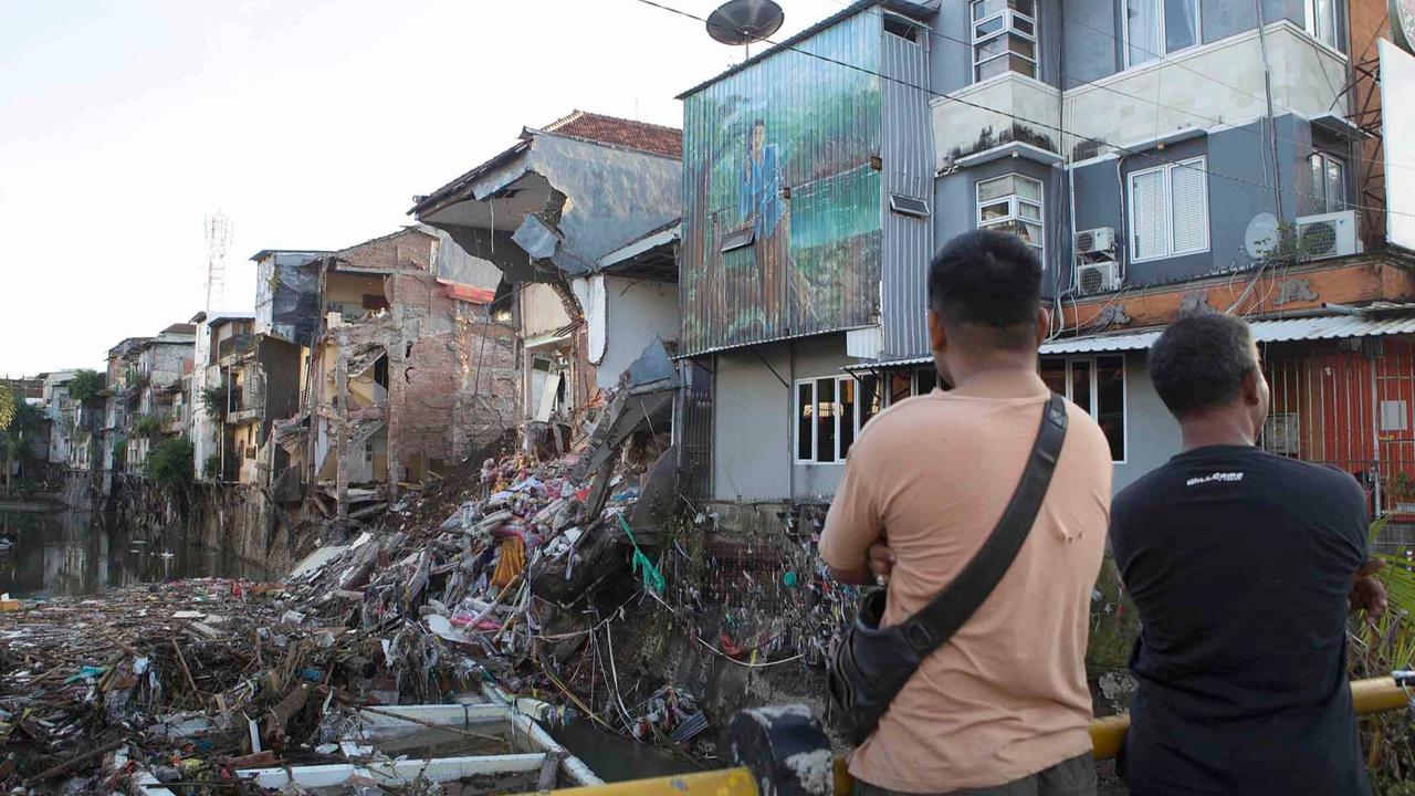 FOTO: Banjir Bali Renggut 16 Nyawa, Tim SAR Terus Cari Korban Hilang
