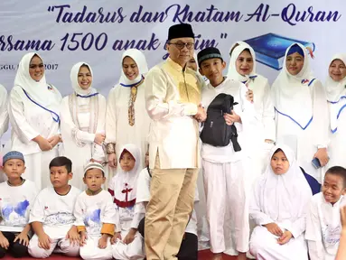 Ketua MPR Zulkifli Hasan berfoto bersama saat menghadiri acara Tadarus dan Katham Al Quran bersama anak Yatim di Aula Masjid Baiturahman Komplek MPR/DPR RI, Jakarta, Minggu (11/6). (Liputan6.com/JohanTallo)