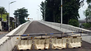 Suasana Flyover Lenteng Agung yang hampir rampung pengerjaannya di Jakarta Selatan, Rabu (4/11/2020). Kepala Dinas Bina Marga DKI Jakarta Hari Nugroho mengatakan warga bisa menikmati Flyover Lenteng Agung dan Tanjung Barat mulai awal 2021. (Liputan6.com/Immanuel Antonius)