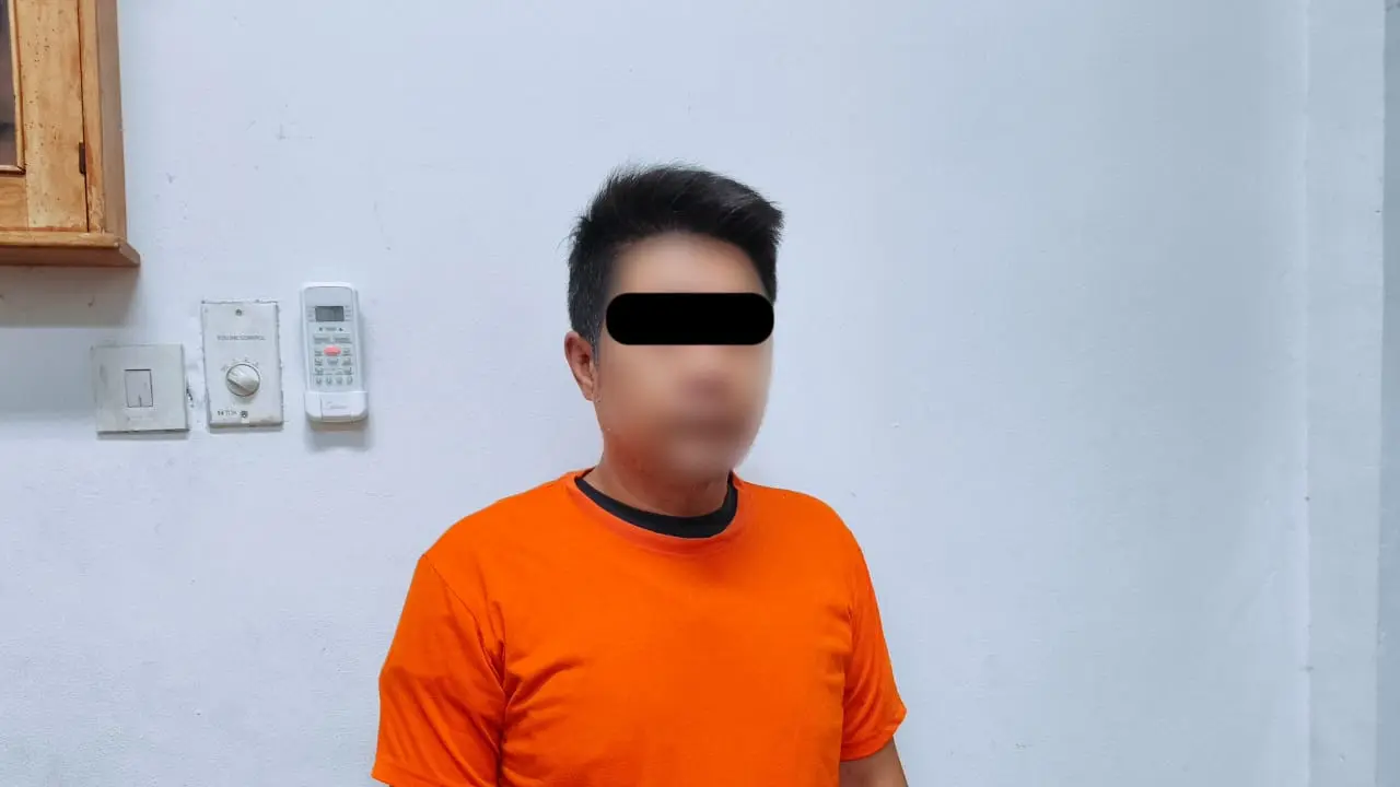 Pria berinisial DS (48) asal Jawa Barat ditangkap setelah diduga merekam korban secara diam-diam dan menggunakan rekaman tersebut untuk mengancam korban.