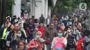Pekerja berjalan kaki saat jam pulang di kawasan Sudirman, Jakarta, Jumat (7/2/2020). BPJS Ketenagakerjaan yang kini bernama BP Jamsostek menargetkan sekitar 23,5 juta tenaga kerja baru masuk dalam daftar kepesertaan pada 2020. (Liputan6.com/Angga Yuniar)