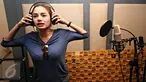 Nikita Mirzani saat melakukan rekaman lagu terbarunya di Kawasan Cipete, Jakarta, Rabu (13/1/2016). Nikita Mirzani kembali terjun di dunia entertainment melalui tarik suara dengan membawakan lagu bergenre Dangdut Remix. (Liputan6.com/Immanuel Antonius)
