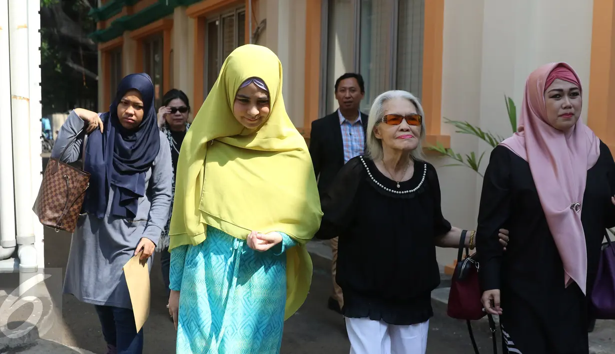 Risty Tagor ditemani nenek dan kuasa hukumnya saat mendatangi KPAI, Jakarta, Rabu (6/4/2016). Risty Tagor diperiksa KPAI atas laporan mantan suaminya Stuart Collin terkait pengaduan hak asuh anak. (Liputan6.com/Herman Zakharia)