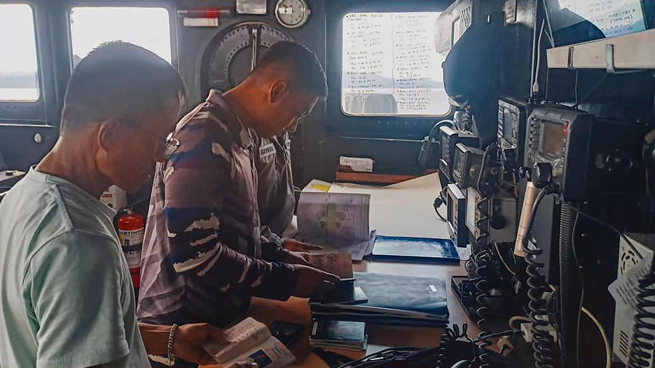 FOTO: TNI AL Amankan Kapal Pengangkut Limbah B3 di Selat Tioro