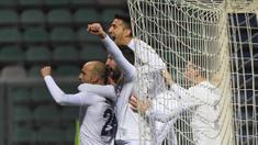 Para pemain Fiorentina merayakan gol rekannya, Borja Valero (kiri) pada lanjutan liga Italia Serie A saat melawan Sassuolo di Stadion Mapei, Reggio Emilia, Selasa (01/12/2015). (AFP Photo/Olivier Morin)