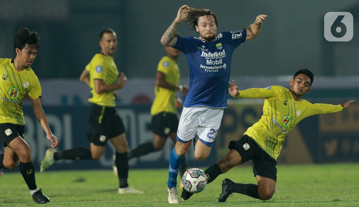 Pemain Persib Bandung, Marc Klok (tengah) berusaha melewati pemain Barito Putera pada laga BRI Liga 1 di Stadion Indomilk Arena, Tangerang, Sabtu (4/9/2021). Persib Bandung menang tipis 1-0 lewat gol telat Marc Klok. (Bola.com/M Iqbal Ichsan)
