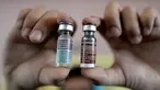 Perawat menunjukkan botol vaksin anti-dengue di Sekolah Dasar Parang di Marikina, sebelah barat Manila, Senin (4/4). Filipina telah melancarkan vaksin pertama di dunia untuk penyakit Demam Berdarah Dengue (DBD) itu kepada 1 juta pelajar. (NOEL CELIS/AFP)