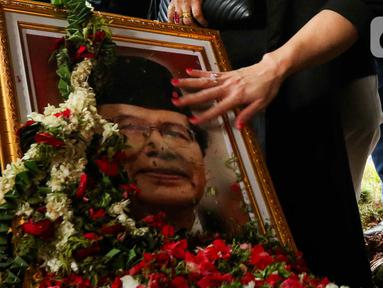 Anggota keluarga dan kerabat memegang foto mantan Menko Bidang Kemaritiman, Rizal Ramli usai proses pemakaman di tempat pemakaman umum (TPU) Jeruk Purut Jakarta, Kamis (4/1/2024). (Liputan6.com/Herman Zakharia)