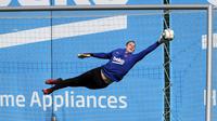 Kiper Barcelona FC, Marc-Andre Ter Stegen, saat mengikuti sesi latihan di Ciutat Esportiva Joan Gamper, Sant Joan Despi, Senin (18/5/2020). Barcelona terus matangkan latihan jelang kembali bergulirnya kompetisi La Liga.(AFP/Handout/FC Barcelona/Miguel Ruiz)