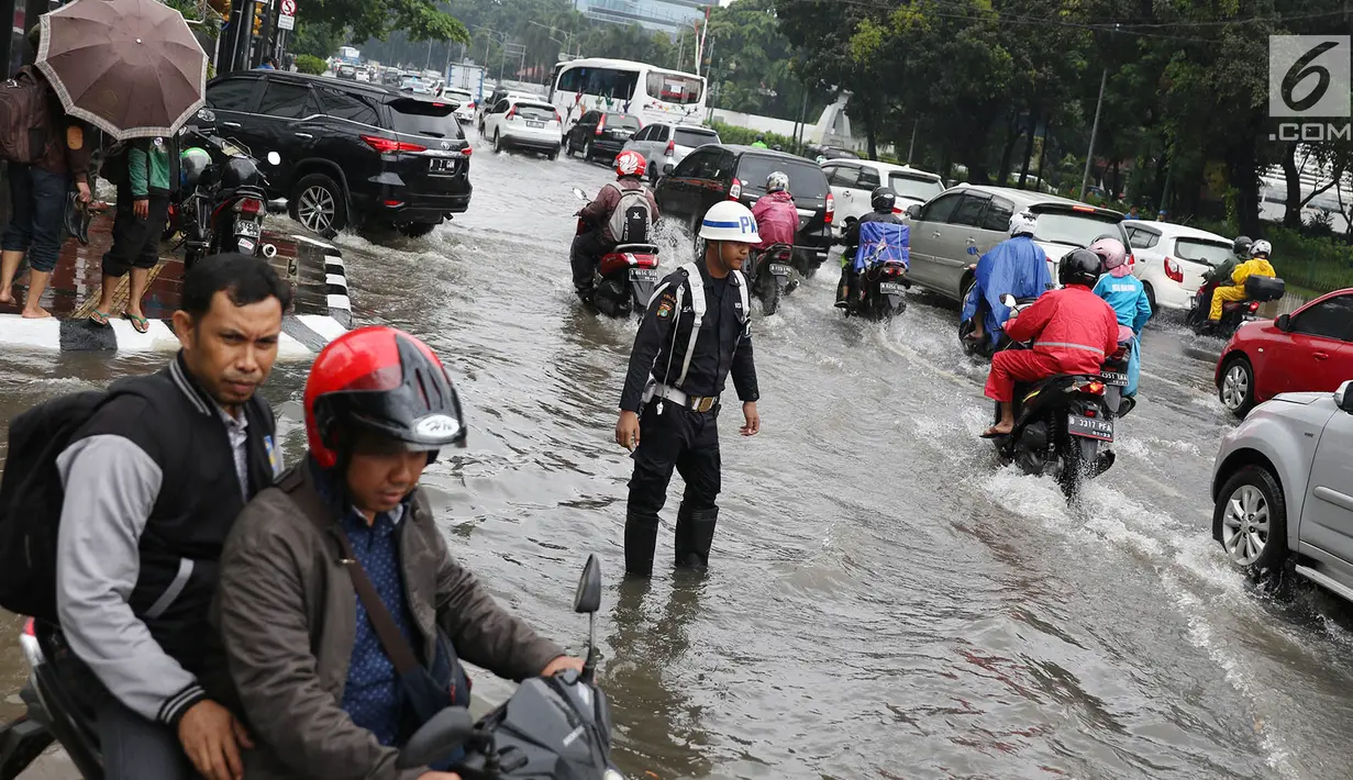 Sejumlah pengendara menerobos banjir yang merendam kawasan Gambir, Jakarta, Kamis (15/2). Banjir tersebut mengakibatkan jalan di sekitar lokasi terpaksa ditutup karena tidak bisa dilalui kendaraan bermotor. (Liputan6.com/Immanuel Antonius)