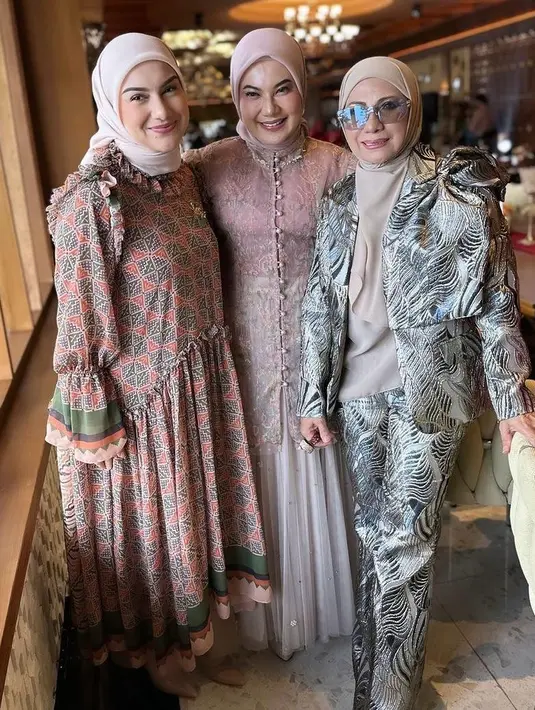 Sedangkan Irish Bella mengenakan gamis motif batik yang modern, diapdukan hijab segi empat warna nude. [@_irishbella_]