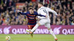 Jika transfer ini terjadi, maka Lionel Messi akan berada dalam satu tim bersama Sergio Ramos. Seperti diketahui, keduanya memiliki sejarah sebagai rival saat masih sama-sama bermain di Liga Spanyol. (Foto: AFP/Josep Lago)