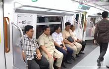 Intip Gaya Prabowo Naik KRL dari Manggarai, Resmikan Stasiun Tanah Abang Baru