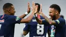 Penyerang PSG, Kylian Mbappe, merayakan gol yang dicetak Neymar ke gawang Saint-Etienne pada pertandingan final Piala Prancis di Stadion Stade de France, Sabtu (25/7/2020) dini hari WIB. PSG menang 1-0 atas Saint-Etienne. (AFP/Franck Fife)