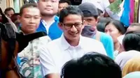 Bakal calon wakil gubernur DKI Jakarta Sandiaga Uno mengunjungi warga di kawasan Kalibaru, Cilincing, Jakarta Utara.