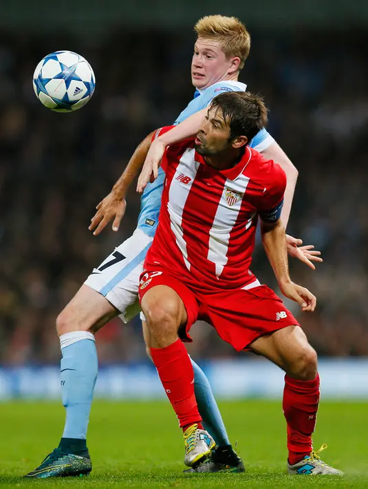 Gelandang City, Kevin De Bruyne (kiri) berebut bola dengan bek Sevilla, Coke pada pertandingan liga Champions di Etihad Stadium, Kamis (22/10/2015). City menang atas Sevilla dengan skor 2-1. (Reuters/Jason Cairnduff)