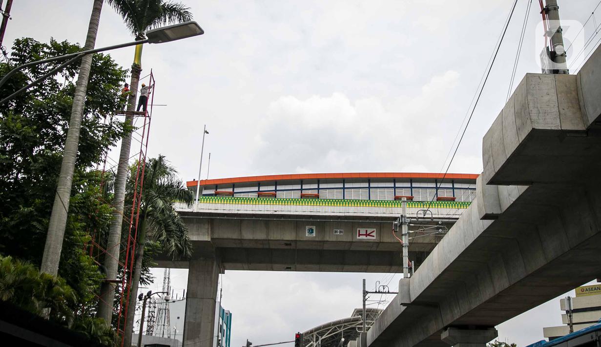 Halte Transjakarta Centrale Stiching Wederopbouw (CSW) di kawasan Jalan Sisingamangaraja, Jakarta, Rabu (15/1/2020).  Untuk mencapai halte yang setara dengan bangunan bertingkat 7 lantai tersebut harus melalui 117 anak tangga dengan ketinggian 20 meter. (Liputan6.com/Faizal Fanani)