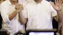 Anies Baswedan berjabat tangan dengan Sandiaga Uno saat difoto usai menggelar Konferensi Pers di Jakarta, Rabu (19/4). Mereka menggelar konpers terkait kemenangannya dalam penghitungan cepat hasil Pilkada DKI putaran kedua. (Liputan6.com/Johan Tallo)