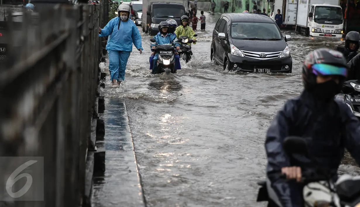 Pengendara motor dan pengguna kendaraan roda empat berusaha menembus banjir di depan Ancol, Jakarta, Kamis (21/4). Hujan deras yang mengguyur sejak semalam menyebabkan beberapa kawasan di Jakarta tergenang banjir. (Liputan6.com/Faizal Fanani)