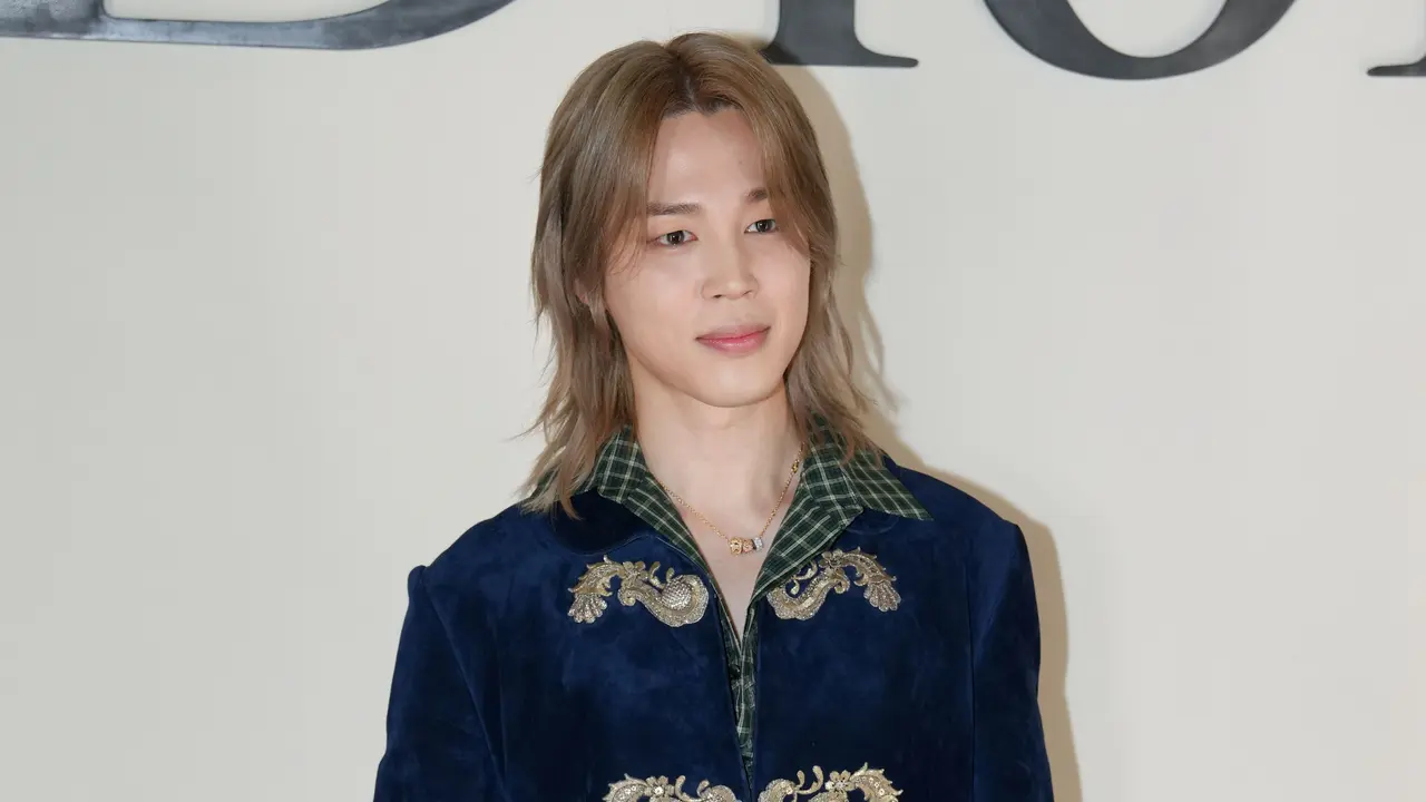 Jimin BTS Melenggang ke Paris Fashion Week, Gaya Rambut dan Jas Ekor Beludru Curi Perhatian
