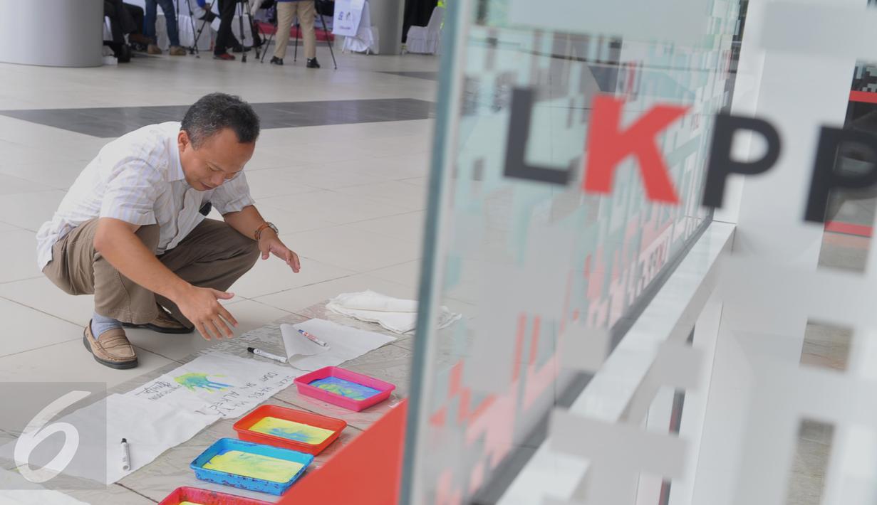 Seorang aktivis akan menempelkan tangannya pada cat dalam rangka acara peringatan anti korupsi 2015 LKPP, KPK, dan ICW bertajuk Hackathon Merdeka 3.0, Di LKPP Tower kawadan Rasuna Sahid, Jakarta, Sabtu (05/12). (Liputan6.com/Faisal R Syam)