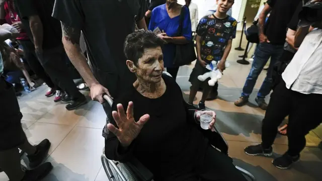 Perang Israel vs Hamas, sandera asal Israel yang diculik Hamas, Yocheved Lifshitz, kini sudah dibebaskan. (AP/Ariel Schalit)