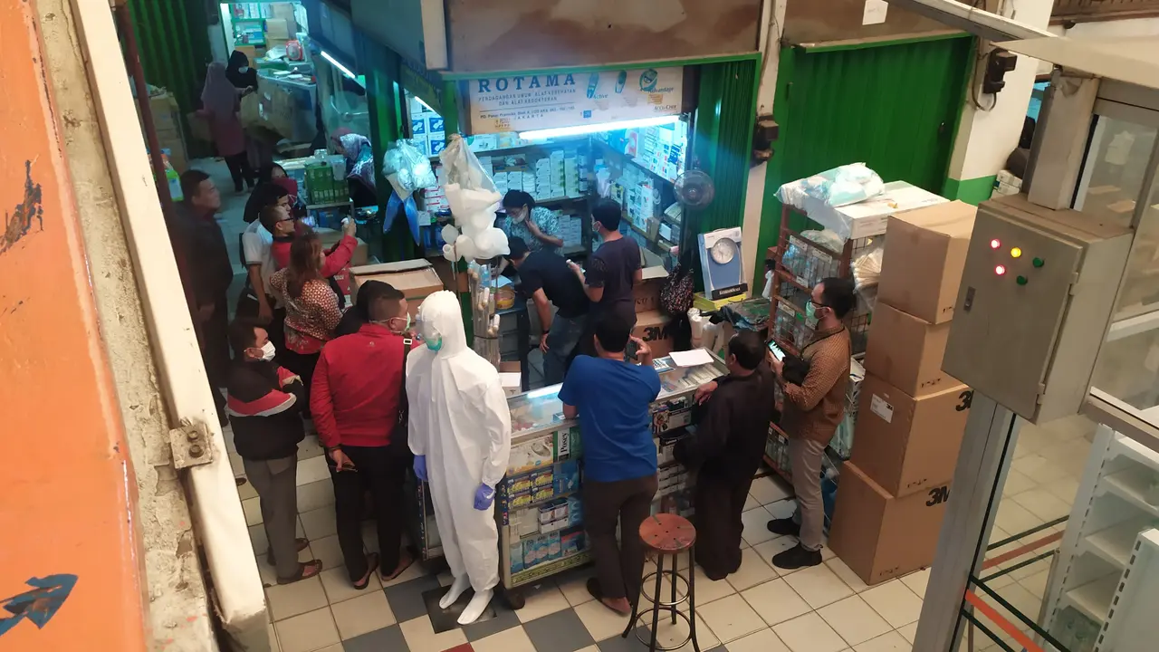 Warga Menyerbu lapak penjual alat-alat kesehatan di Pasar Pramuka, Matraman, Jakarta Timur, Selasa (3/3/2020). Masyarakat memborong masker usai Presiden Jokowi mengumukan 2 WNi positif terjangkit virus Corona.