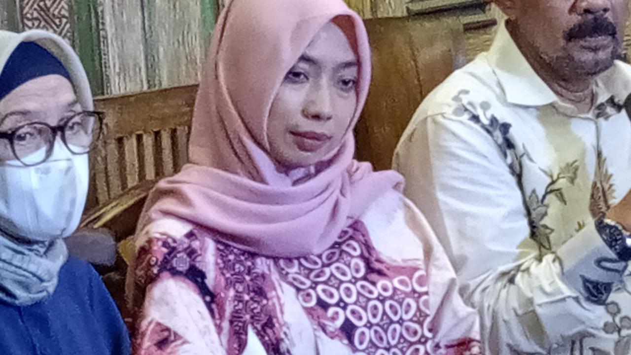 istri arya daru diplomat kemlu muncul ke publik