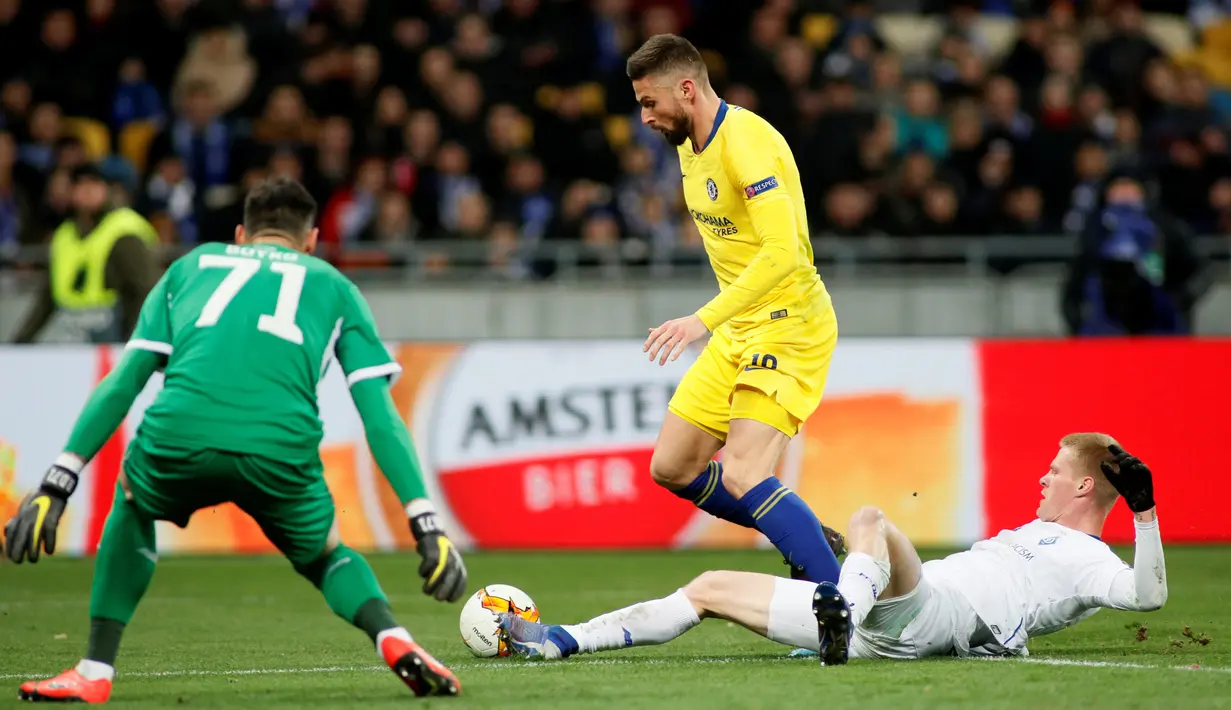 Pemain Chelsea Olivier Giroud (tengah) menggiring bola saat akan mencetak gol ke gawang Dynamo Kiev pada leg kedua babak 16 besar Liga Europa di Stadion NSK Olimpiyskiy, Kiev, Ukraina, Jumat (15/3). Giroud mencetak hattrick. (REUTERS/Valentyn Ogirenko)