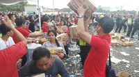 Ribuan warga menyambangi Monas dalam kegiatan bagi-bagi sembako (Liputan6.com/ Ady Anugrahadi)