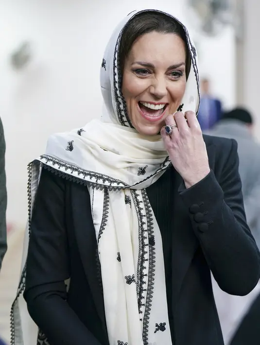 Princess of Wales, Kate Middleton mengunjungi Hayes Muslim Centre yang berada di London, Inggris, Kamis (9/3/2023). Kate Middleton menyesuaikan penampilannya saat mengunjungi muslim centre ini. (Arthur Edwards/Pool Photo via AP)