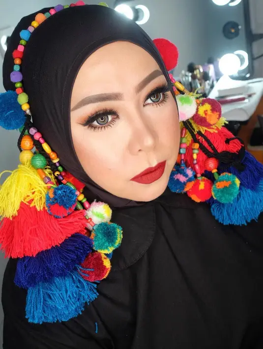 Bukan untuk yang pertama kali, Melly Goeslaw ini memang terbilang sering berpenampilan unik dan nyentrik. Seperti ini contohnya, Melly memakai hiasan kepala yang colorful. (Instagram/melly_goeslaw)