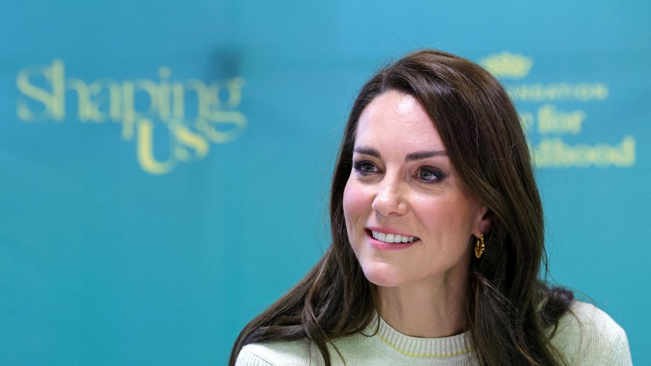 Gaya Kate Middleton Pakai Mantel Zamrud dan Gaun Krem, Anggun dan Cantik