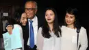 OC Kaligis bersama putri - putrinya sebelum jalani sidang di pengadilan Tipikor, Jakarta, (17/12). Kaligis divonis hukuman 5 tahun 6 bulan penjara dan denda  Rp300 juta juta subsider 4 bulan kurungan . (Liputan6.com/Helmi Afandi)