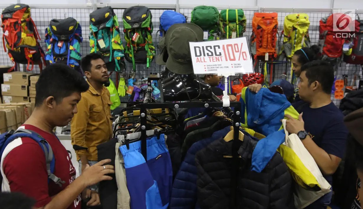 Pengunjung memilih produk kegiatan luar ruang dalam Pameran Indofest 2018 di JCC Senayan, Jakarta, Jumat (4/5). Pameran menampilkan berbagai macam produk diantaranya tas ransel, tenda, hingga perjalanan wisata alam bebas. (Liputan6.com/Arya Manggala)