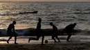 Anak-anak muda Gabon bermain sepak bola di tepian pantai  di Libreville (17/1/2017). Demam Piala Afrika 2017 menjadikan Gabon sebagai salah satu tujuan wisata sekaligus ajang mencari bakat-bakat muda Afrika.  (AFP/Gabriel Bouys)
