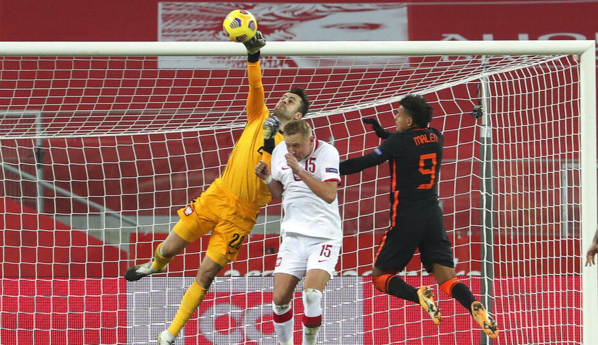 Kiper Polandia, Lukasz Fabianski, menghalau bola saat melawan Belanda pada laga UEFA Nations League di Stadion Silesian, Kamis (19/11/2020). Belanda menang dengan skor 2-1. (AP/Czarek Sokolowski)
