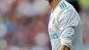 Ekspresi stiker Real Madrid Cristiano Ronaldo saat melawan Atletico Madrid dalam pertandingan La Liga Spanyol di stadion Santiago Bernabeu di Madrid (8/4). Dalam pertandingan ini Cristiano Ronaldo menyumbang satu gol.  (AP Photo / Francisco Seco)