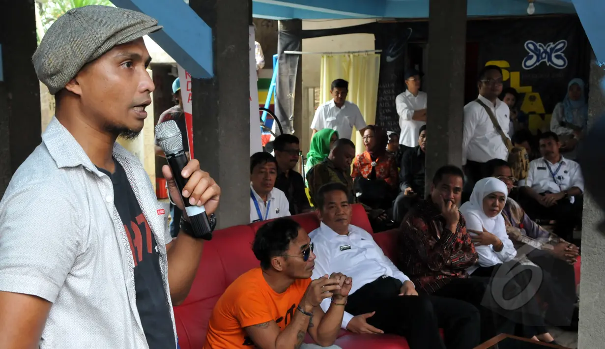 Ivan Slank (kiri) saat menggelar konferensi pers konser bertajuk "Drugs Free Asia-Afrika" di Potlot, Duren Tiga, Jakarta Selatan, Senin (13/4/2015). Rencananya konser akan digelar di Monas pada Minggu (19/4). (Liputan6.com/Panji Diksana)