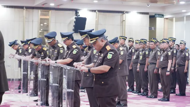 Jaksa Agung ST Burhanuddin melantik dan mengambil sumpah jabatan 34 pejabat di lingkungan Kejaksaan Agung (Kejagung) dalam seremoni yang digelar di Lantai 11 Gedung Utama Kejaksaan Agung. (Liputan6.com/Nanda Perdana )