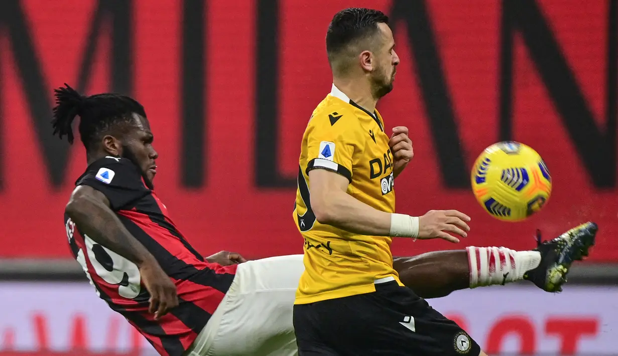 Gelandang AC Milan, Franck Kessie (kiri) berebut bola dengan striker Udinese, Ilja Nestorovski dalam laga lanjutan Liga Italia 2020/21 pekan ke-25 di San Siro Stadium, Rabu (3/3/2021). AC Milan bermain imbang 1-1 dengan Udinese. (AFP/Miguel Medina)
